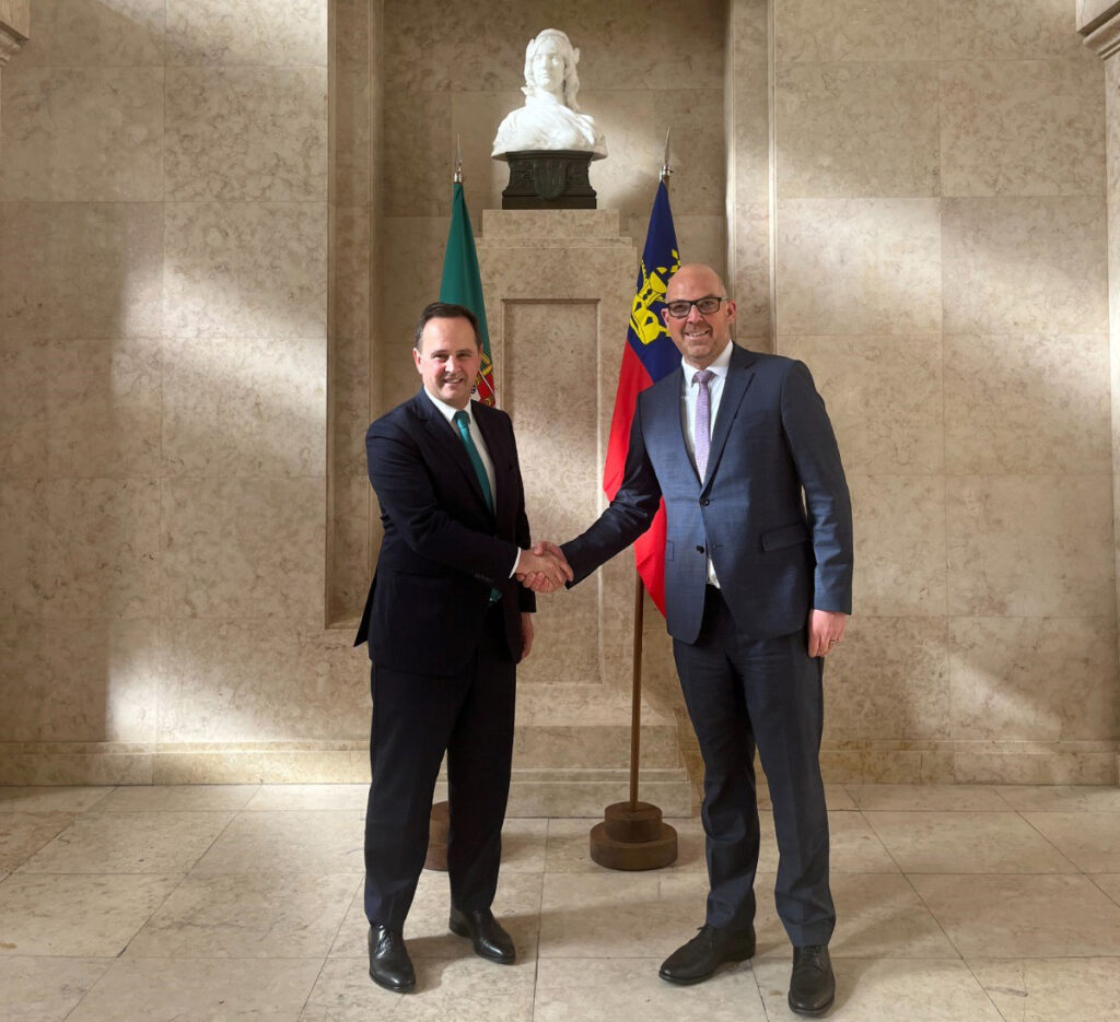 Finanzminister Fernando Medina und Regierungschef Daniel Risch in Lissabon.
