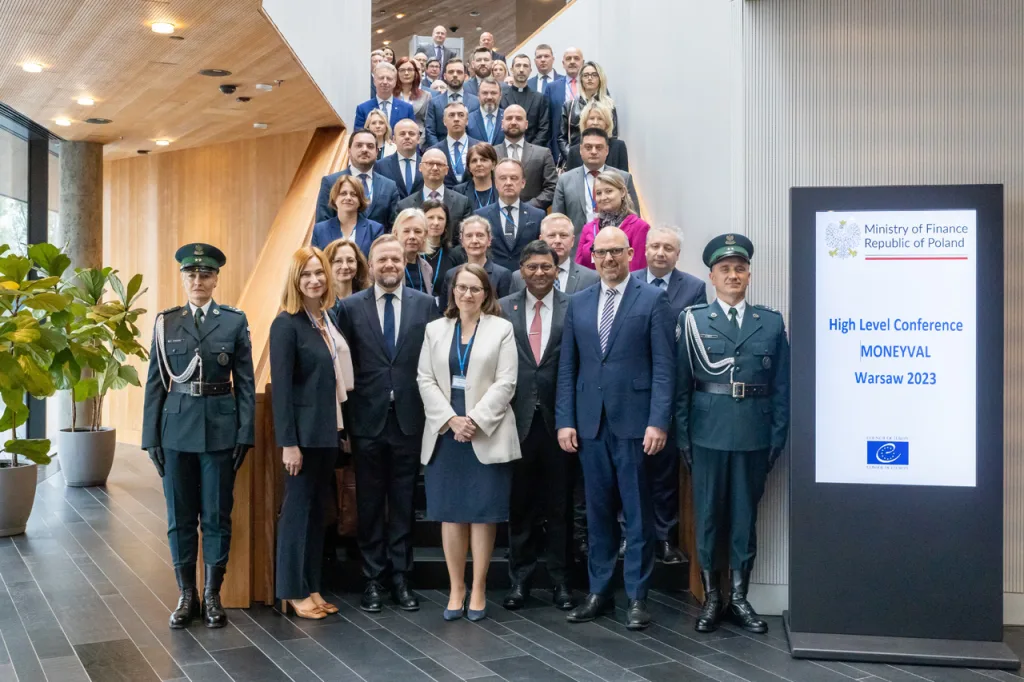 Regierungschef Daniel Risch mit den Teilnehmenden des MONEYVAL Ministertreffens in Warschau. (Quelle: Michal Grubka MF)