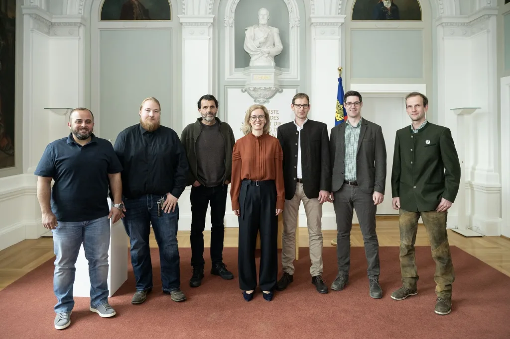 Erbil Demir, Fabian Büchel, Roland Korner, Regierungschef-Stellvertreterin Sabine Monauni, Ralf Petzold, Michael Hubert Schädler und Pascal Ivo Gassner bei der Vereidigung als Jagd- und Fischereiaufseher.