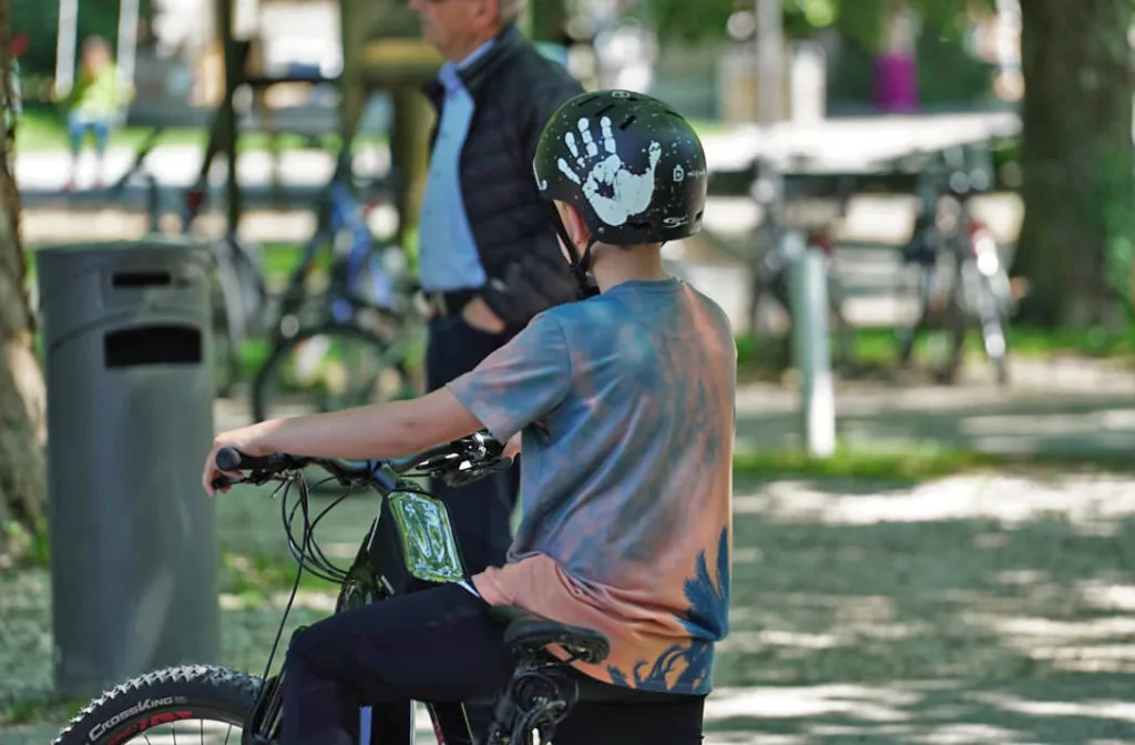 Kind mit Fahrradhelm