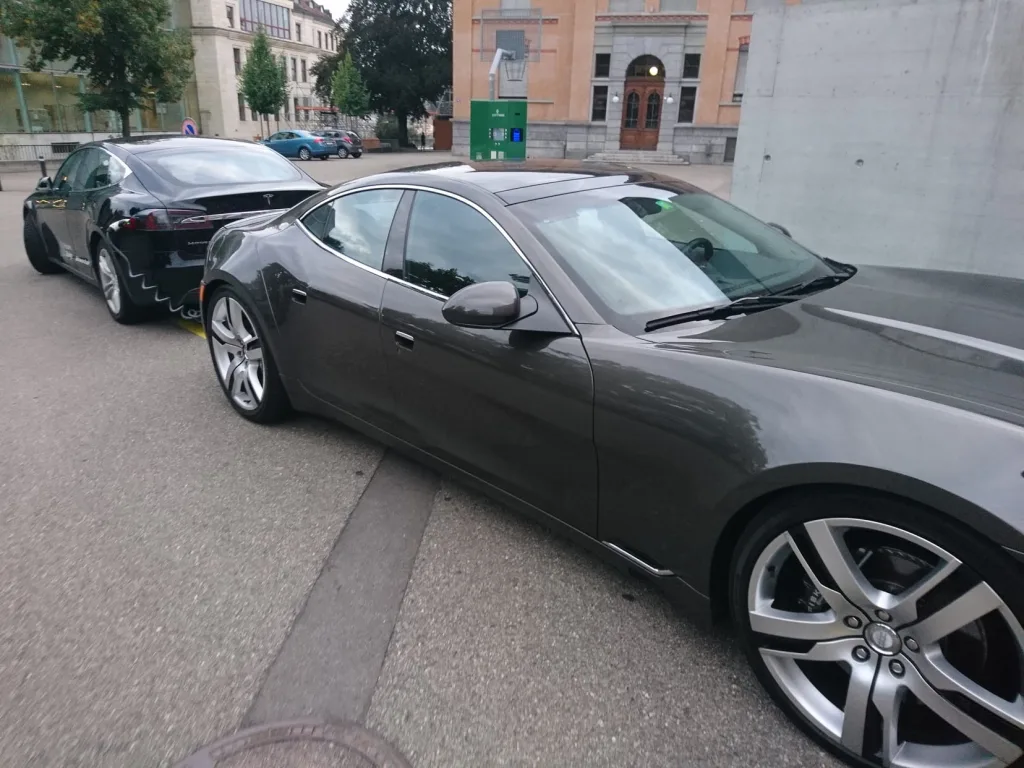 Zwei Elektroautos an der Ladesäule