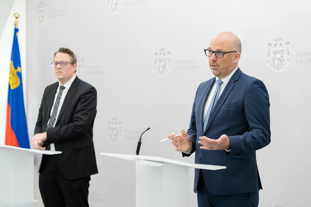 Andreas Gritsch, Leiter Stabsstelle Finanzen und Regierungschef Daniel Risch stellen die Landesrechnung 2022 vor.