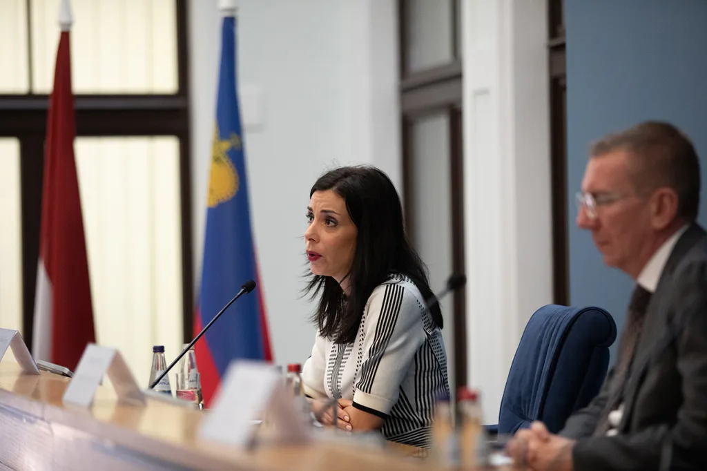 n Dominique Hasler mit Edgars Rinkēvičs an der Medienorientierung. (Quelle: Aussenministerium Lettland)