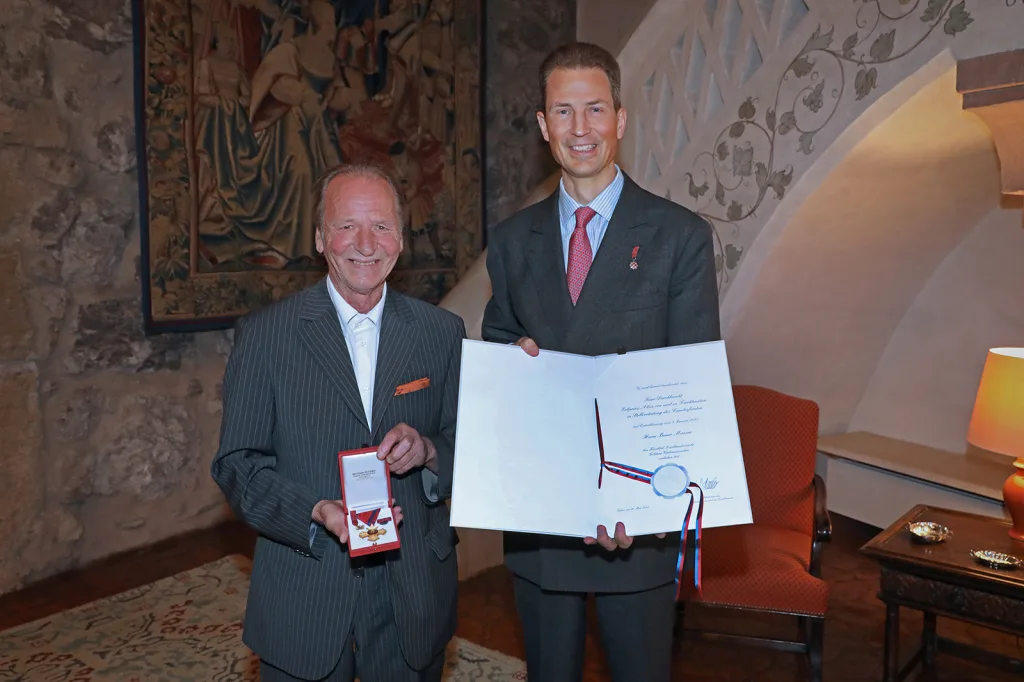 Benno Marxer wurde von S.D. Erbprinz Alois von und zu Liechtenstein das Goldene Verdienstzeichen auf Schloss Vaduz verliehen.
