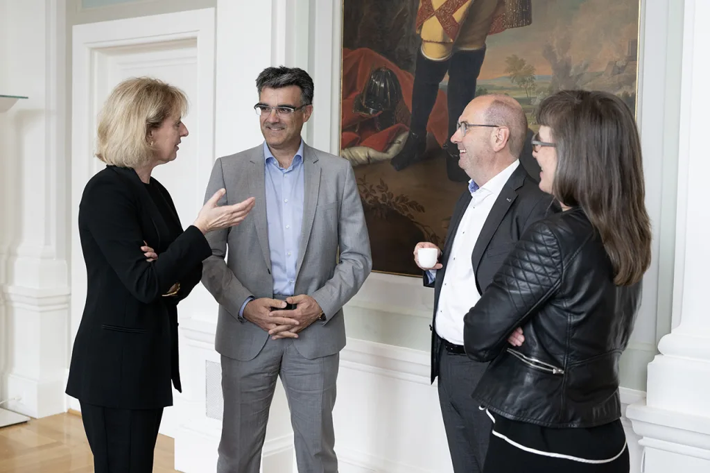 Regierungsrätin Graziella Marok-Wachter an der BPUK-Ost im Gespräch mit Regierungsrat Marcus Caduff, Landesstatthalter Kaspar Becker und Regierungsrätin Carmelia Maissen.