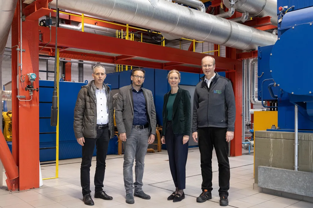 Jürg Senn, Leiter Energiefachstelle Amt für Volkswirtschaft, Michael Baumgärtner, Geschäftsleiter Liechtenstein Wärme, Regierungschef-Stellvertreterin Sabine Monauni, Urs Brunner, Vorsitzender Geschäftsleitung VfA - Verein für Abfallentsorgung beim Besuch der Kehrichtverbrennungsanlage Buchs.