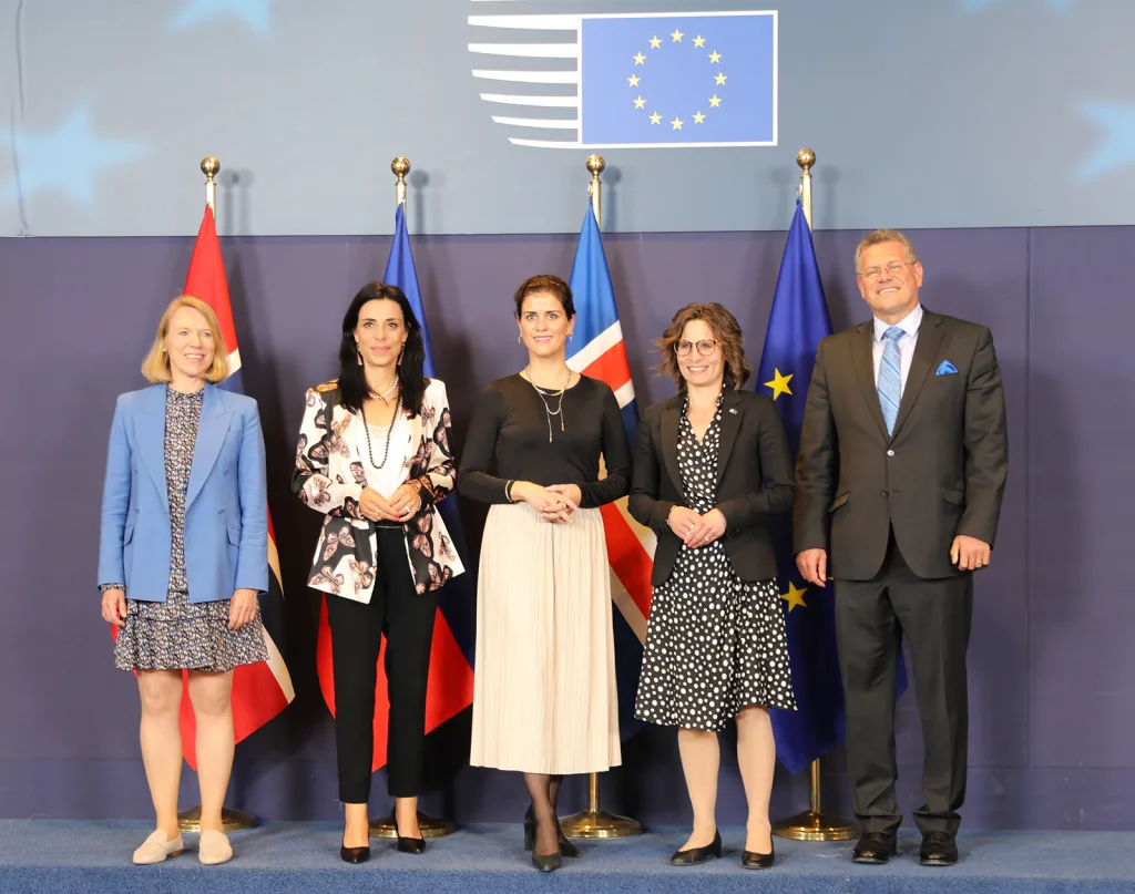 iken Huitfeldt (Aussenministerin Norwegen), Dominique Hasler (Aussenministerin Liechtenstein), Thórdís Kolbrún Reykfjörd Gylfadóttir (Aussenministerin Island), Jessika Roswall (Europaministerin Schweden), Maroš Šefčovič (Vizepräsident der Europäischen Kommission) (Quelle: EFTA)