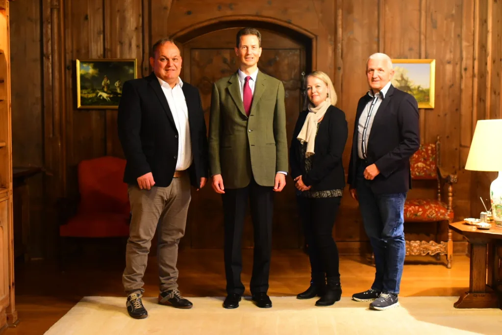 Sehr konstruktiver Austausch: S. D. Erbprinz Alois mit Max Burgmeier, Seraina Ackermann und Martin Frommelt.
