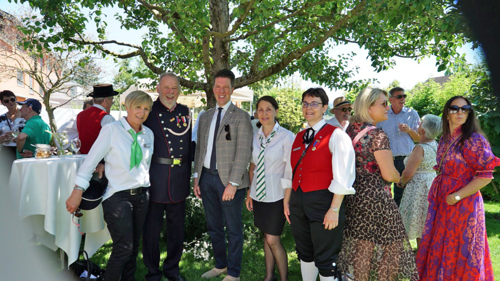 Ehrengäste beim Apéro