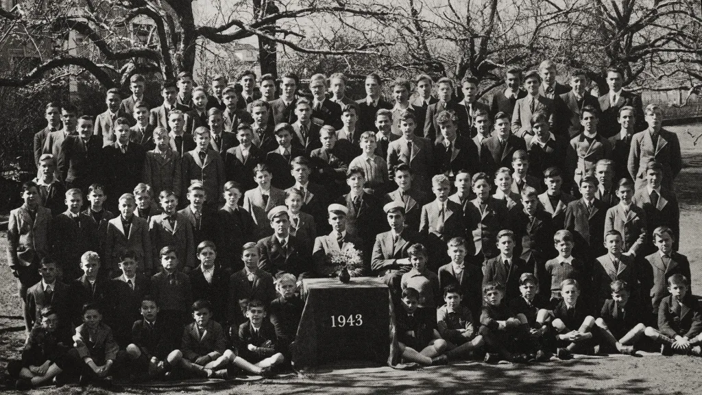 Die Schüler des Collegium Marianum Vaduz im Jahr 1943, anlässlich der ersten Maturafeier in Liechtenstein. Vorne in der Mitte die drei ersten Maturanten