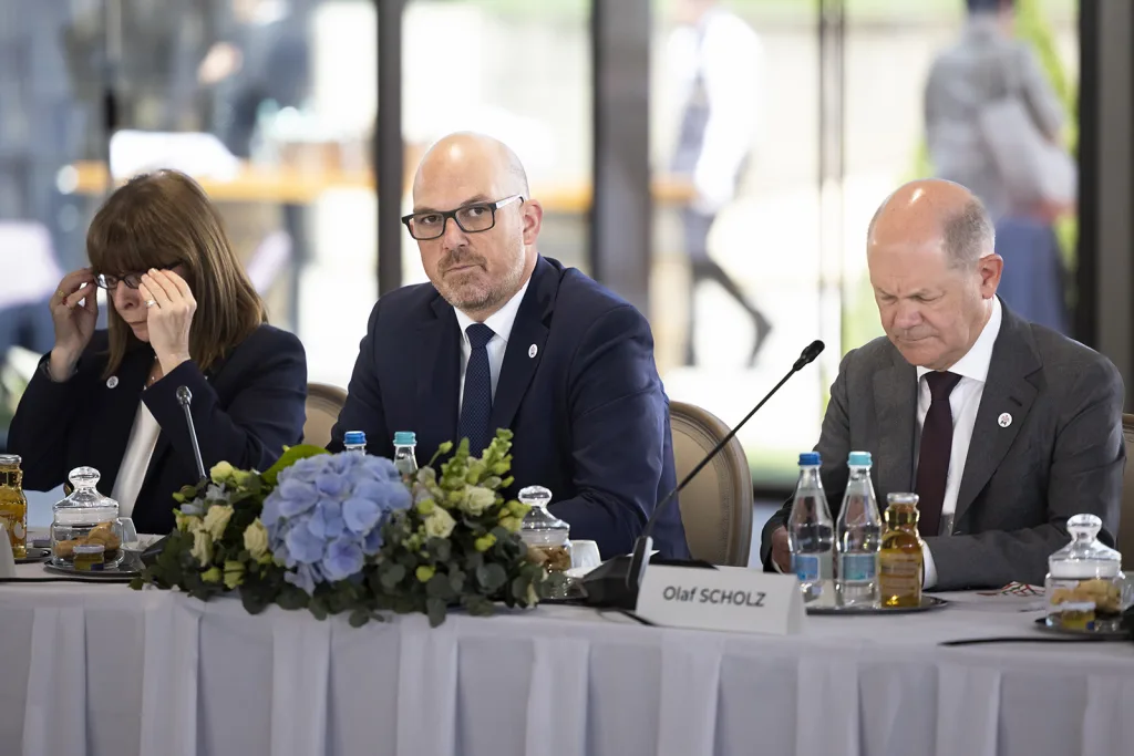 Regierungschef Daniel Risch mit Bundeskanzler Olaf Scholz beim Gipfel in Chisinau. (Quelle: Peter Klaunzer, Keystone SDA)