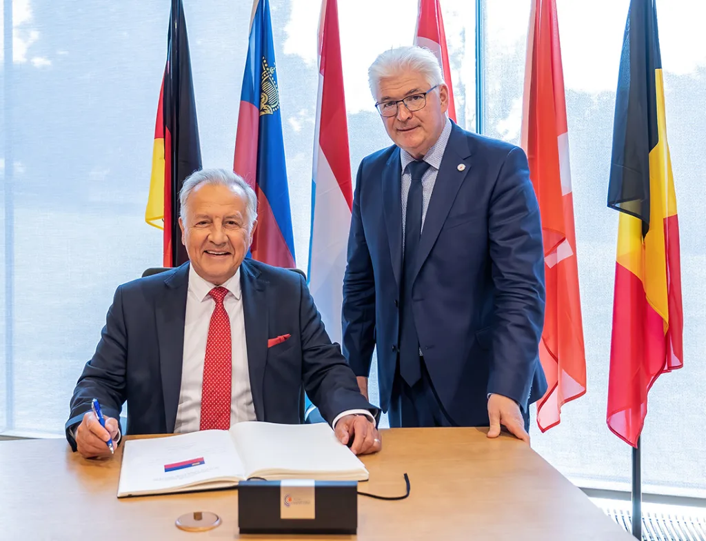 Landtagspräsident Albert Frick (l.) beim Eintrag ins Gästebuch mit Charles Servaty, Parlamentsprä-sident der deutschsprachigen Gemeinschaft Belgiens.