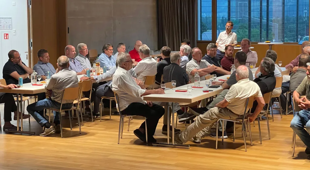 Angeregte Diskussion der Vereinsmitglieder an der Gründungsfeier