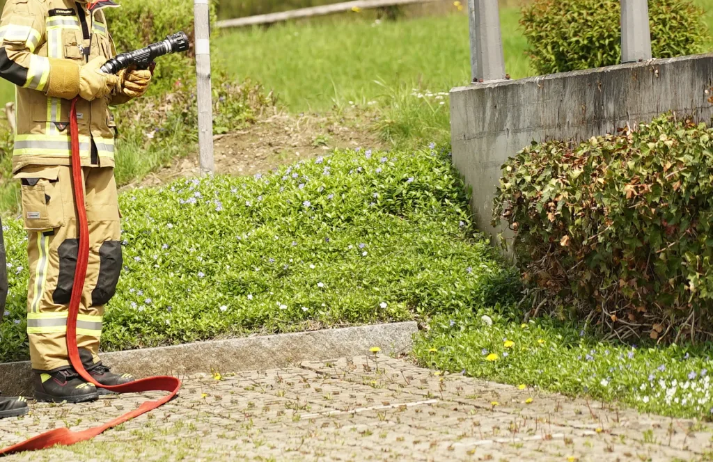 Feuerwehr löscht Hecke