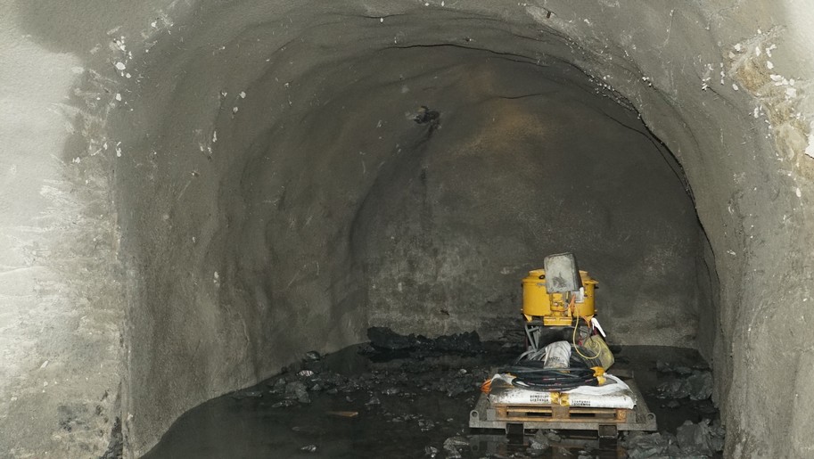 Tunnelspinne-Der erste Querschlag. Hier wird der Rettungsstollen mit dem Haupttunnel verbunden