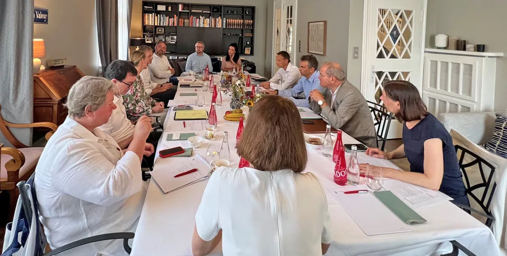 Unter der Leitung von Regierungsrätin Dominique Hasler fand in Strassburg eine aussenpolitische Koordinierungssitzung mit allen liechtensteinischen Botschafterinnen und Botschaftern sowie weiteren Führungspersonen statt.