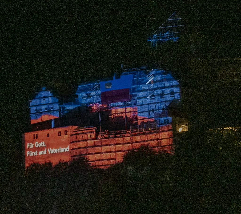Schloss Vaduz mit Aufschrift für Gott, Fürst und Vaterland