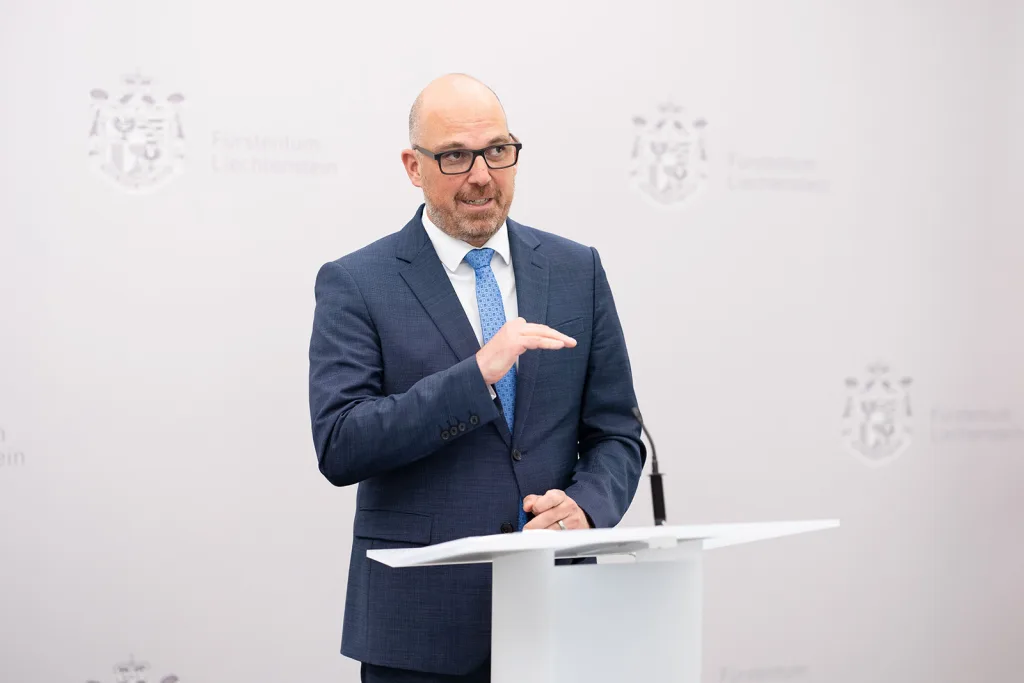 Regierungschef Daniel Risch bei der Präsentation des Landesvoranschlags 2024