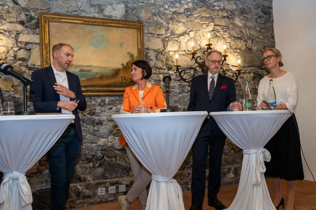 LPC – Internationaler Liechtensteiner Presseclub, Podiumsdiskussion «Was bringt die neue Medienförderung?» mit Regierungschef-Stellvertreterin Sabine Monauni, dem Präsidenten des Verlegerverbands Schweizer Medien, Andrea Masüger sowie Johannes Kaiser, Gregor Meier, Patrik Schädler und Sandra Woldt 