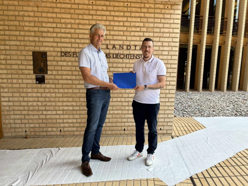 „Jürgen Schädler (rechts), Petitionär bei der Übergabe"