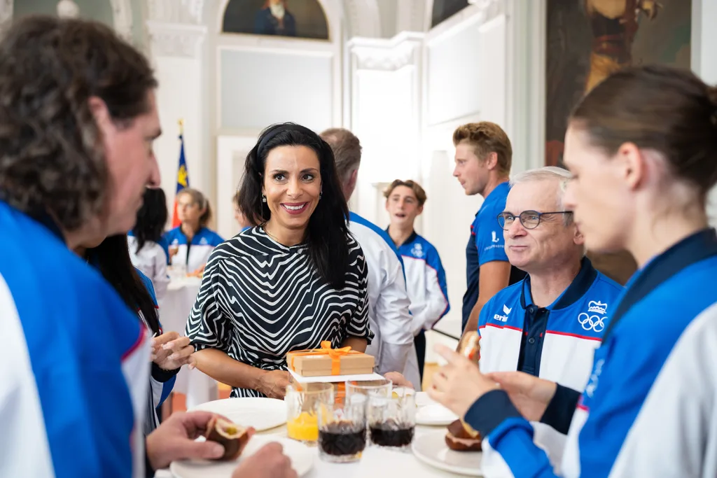 Regierungsrätin Dominique Hasler im Austausch mit den Delegationsmitgliedern.