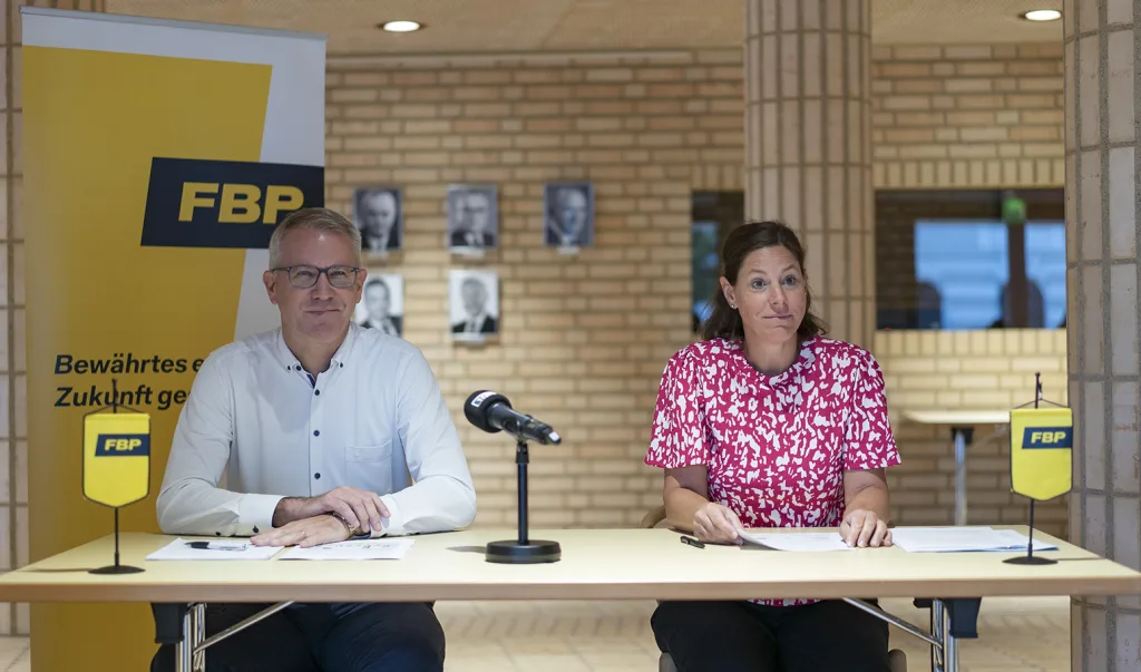 FBP-Fraktionssprecher Daniel Oehry und Bettina Petzold-Mährbei der Pressekonferenz der FBP zur Vorstellung der Initiative zur Erhöhung der Familienzulagen