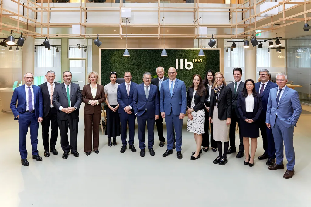 Die Regierung besucht die LLB