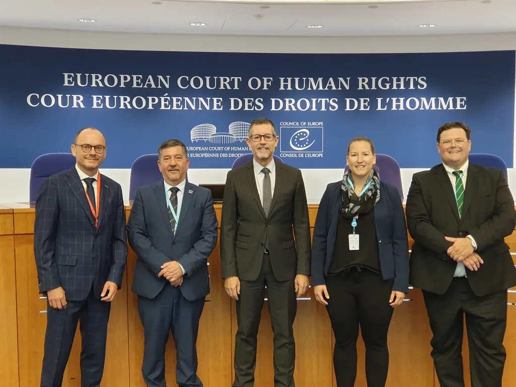 Die Mitglieder der Europaratsdelegation mit dem liechtensteinischen Richter Carlo Ranzoni, welcher die Delegation im Gebäude des Europäischen Gerichtshofs für Menschenrechte zu einem Austausch empfing.