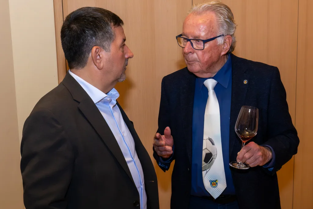 Vorsteher Peter Frick im Gespräch mit dem OK-Präsidenten des USV, Horst Zech.