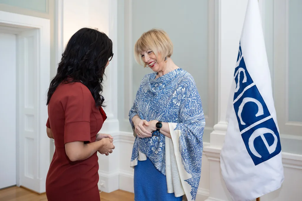 Regierungsrätin Dominique Hasler begrüsst OSZE-Generalsekretärin Helga Maria Schmid offiziell im Regierungsgebäude.
