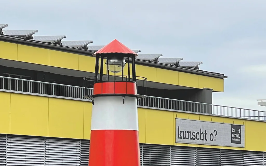 Leuchtturm «Moby» markiert neu die Kunstschule in Nendeln