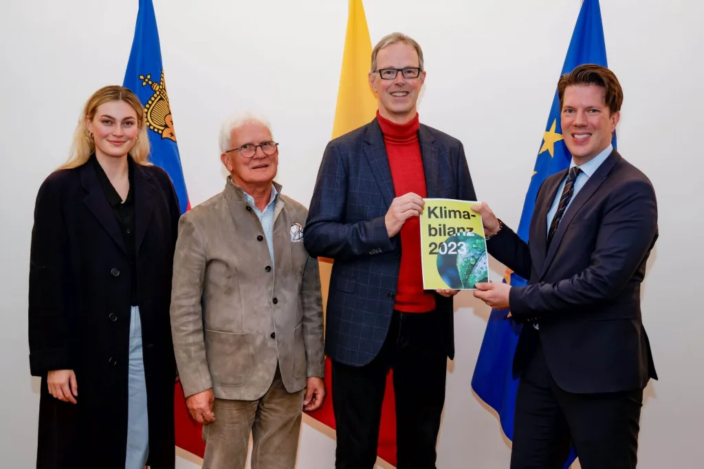 Übergabe der 2. Klimabilanz: Helena Ponier (Marketing), Werner Bachmann (Präsident des Aufsichtsrates), Thomas Spieckermann (Intendant und Vorsitzender der Geschäftsleitung) und Regierungsrat Manuel Frick