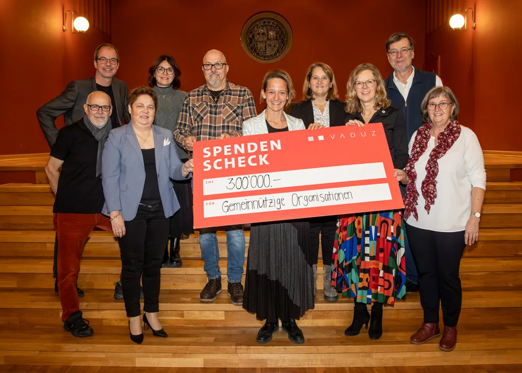 Symbolische Scheckübergabe mit Bürgermeisterin Petra Miescher und den Vertreterinnen und Vertreter der Organisationen Liechtensteinisches Rotes Kreuz, Caritas Liechtenstein, Victoria Schule Tanzania, SOS-Kinderdorf Liechtenstein, Gehörlosen Kulturverein Liechtenstein, Verein für Menschen mit Demenz in Liechtenstein und Verein Tischlein deck dich.