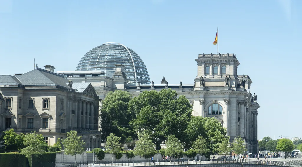 Deutscher Bundestag von der Seite