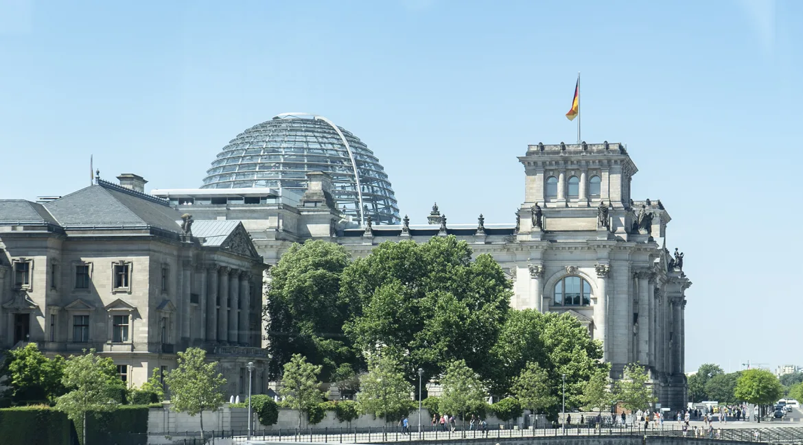 Deutscher Bundestag von der Seite