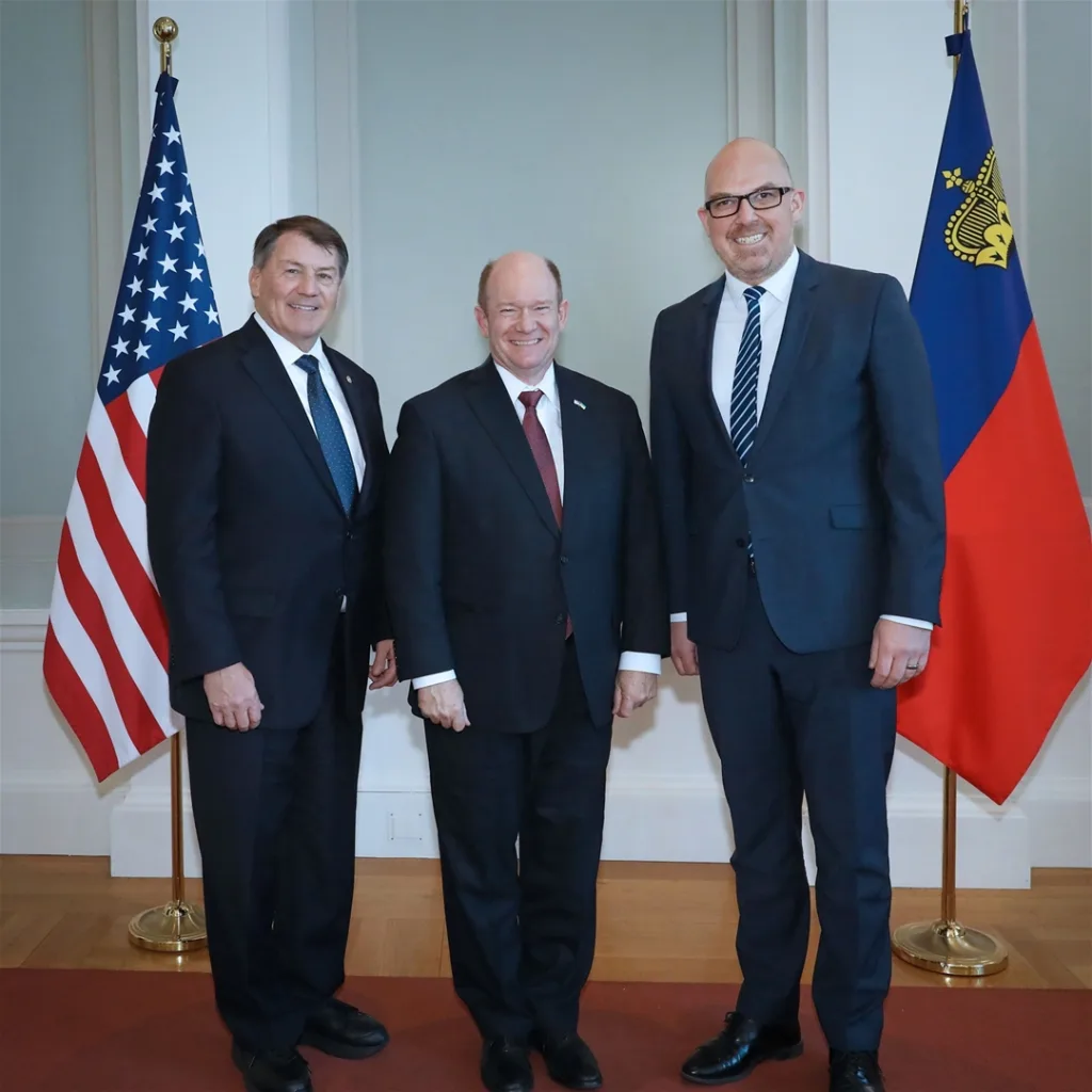 Mike Rounds (Senator South Dakota), Chris Coons (Senator Delaware) und Regierungschef Daniel Risch.