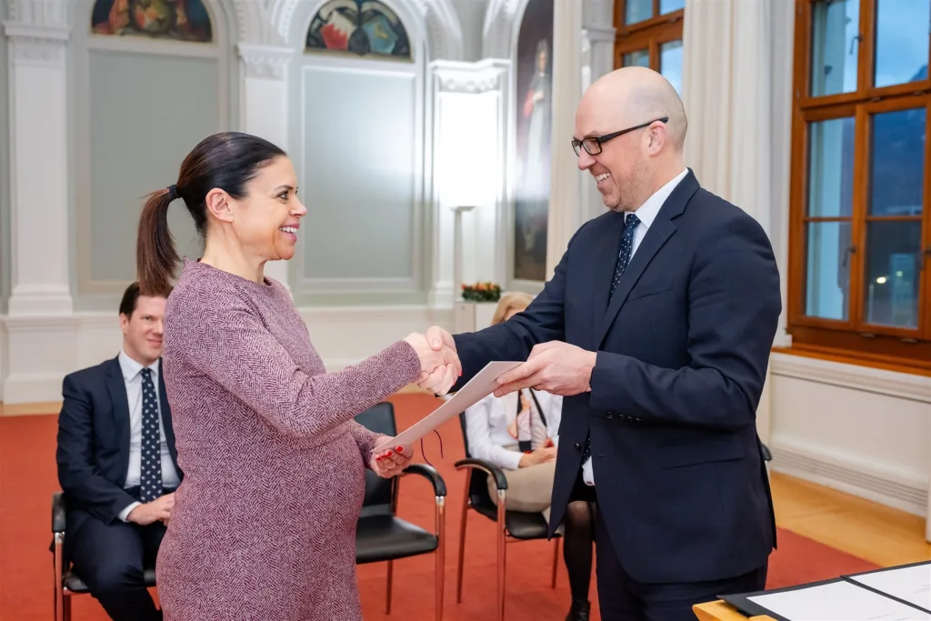 Regierungschef Daniel Risch gratuliert Judith Hoop zu ihrer Ernennung als Regierungsrat-Stellvertreterin.