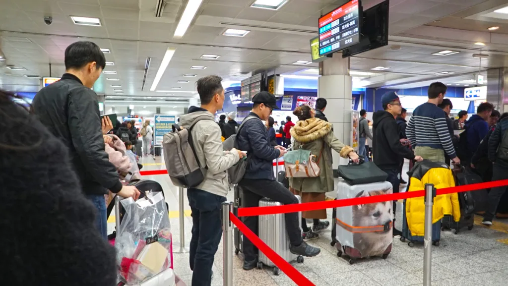 Menschen in einer Schlange in Tokio