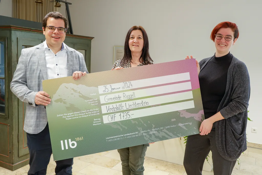 Spendenübergabe der Gemeinde Ruggell an die Krebshilfe Liechtenstein. Von links: Vorsteher Christian Öhri, Marin Leal und Tatjana Büchel.
