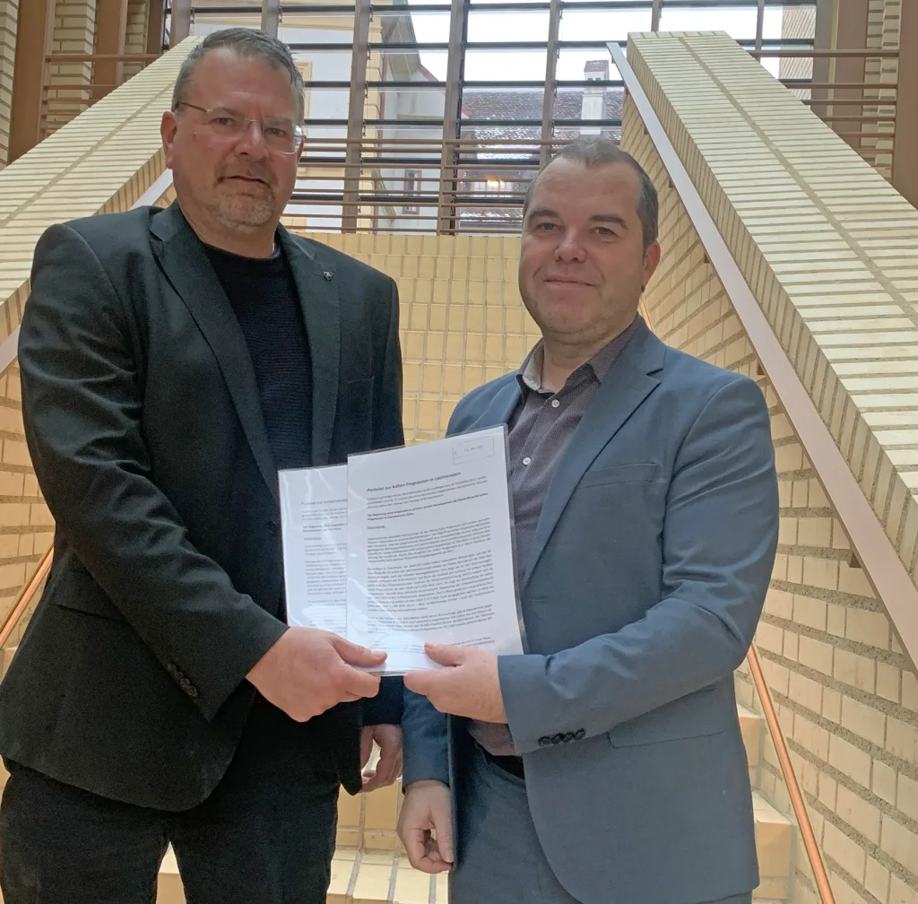 Überreichung beim Parlamentsdienst (Philipp Pfeifer und Manfred