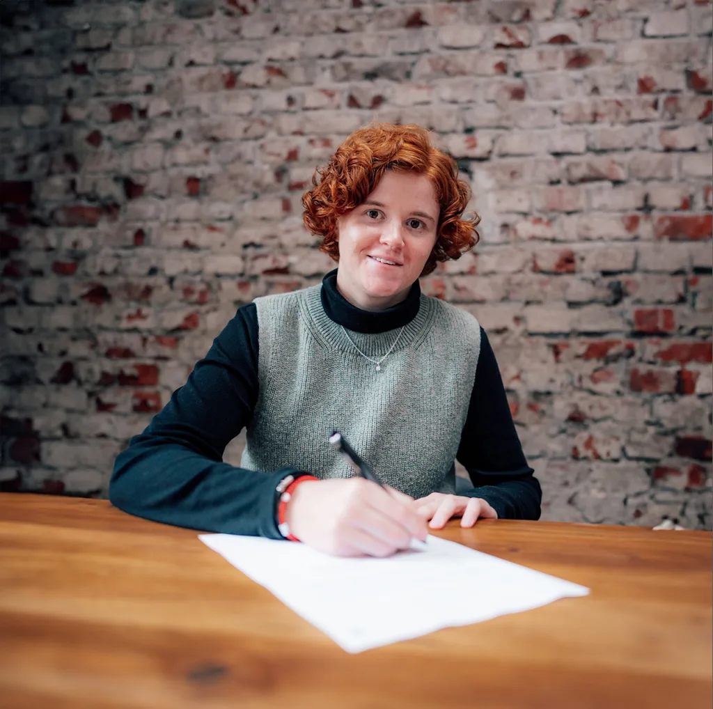 Lena Göppel bei der Vertragsunterzeichnung