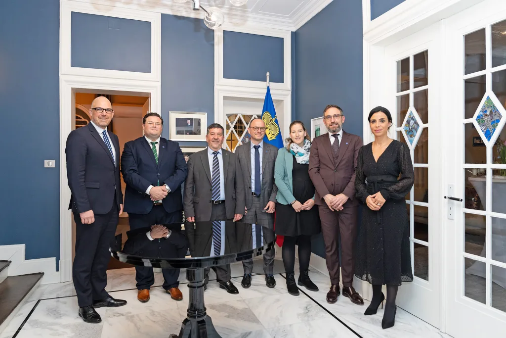 Bildbeschreibung, vlnr: Regierungschef Daniel Risch, Stv. Abg. Thomas Hasler, Abg. Peter Frick, Stv. Abg. Hubert Hasler, Abg. Franziska Hoop, Botschafter Domenik Wanger, Aussenministerin Dominique Hasler anlässlich der Januar-Session der Parlamentarischen Versammlung in Strassburg.