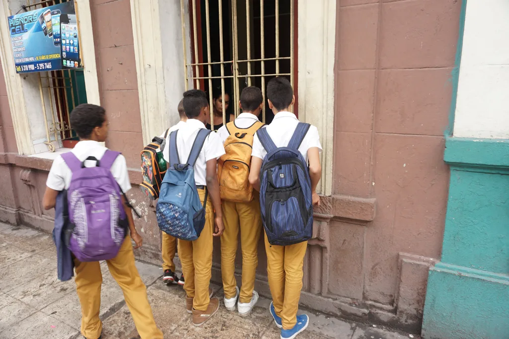 Kinder in Schuluniformen