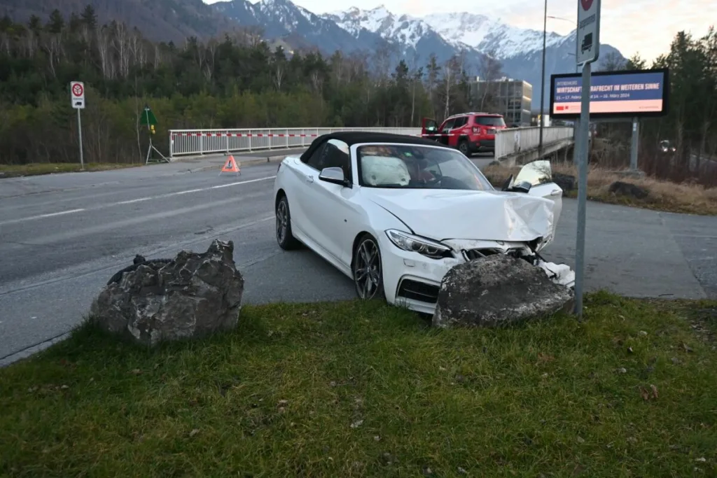 Frontalkollision in Vaduz - Drei Verletzte und Totalschäden an Fahrzeugen