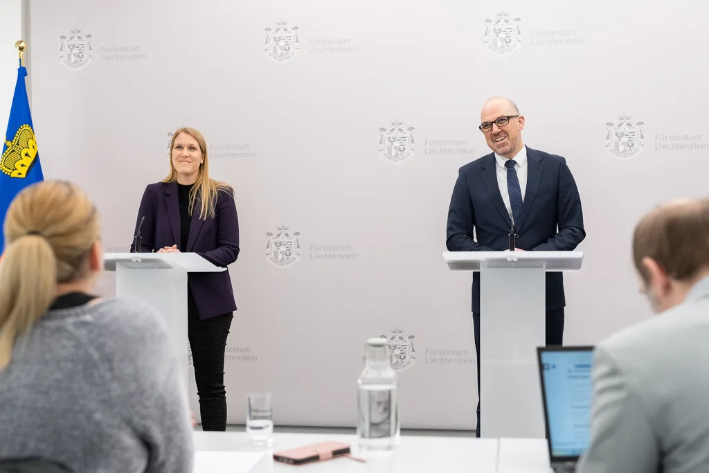 Eve Beck, Generalsekretär-Stellvertreterin vom Ministerium für Präsidiales und Finanzen und Regierungschef Daniel Risch.