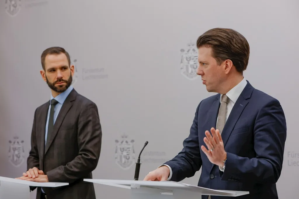 Martin Hasler, Generalsekretär im Ministerium für Gesellschaft und Kultur und Regierungsrat Manuel Frick haben die erste Altersstrategie für Liechtenstein vorgestellt.