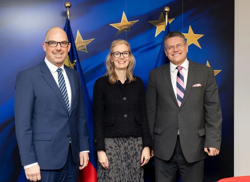 Regierungschef Daniel Risch, Regierungschef-Stellvertreterin Sabine Monauni und Maroš Šefčovič, Exekutiv-Vizepräsident der EU-Kommission