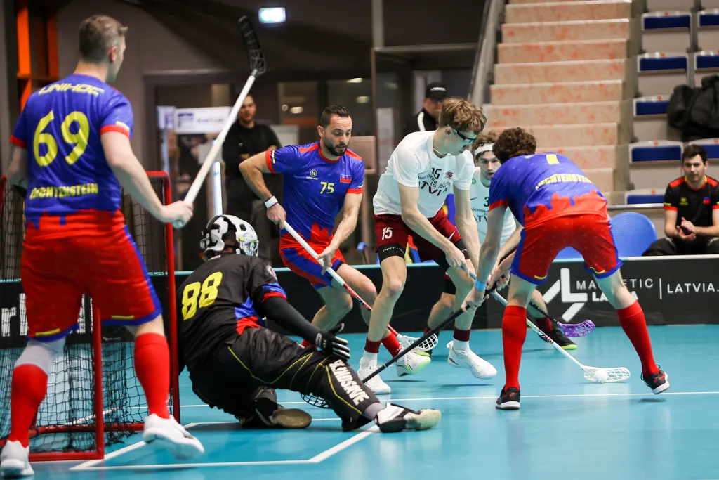 Oft unter Druck: Liechtensteins Abwehr, hier mit Andreas Good (Nr. 69), Torhüter Pascal Müller, Philipp Wuggenig und Corsin Derungs (von links), wehrt sich mit Händen und Füssen gegen Lettlands Angriff. (Bild IFF)