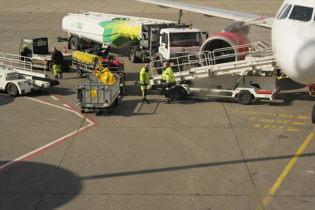 Flugzeug wird beladen