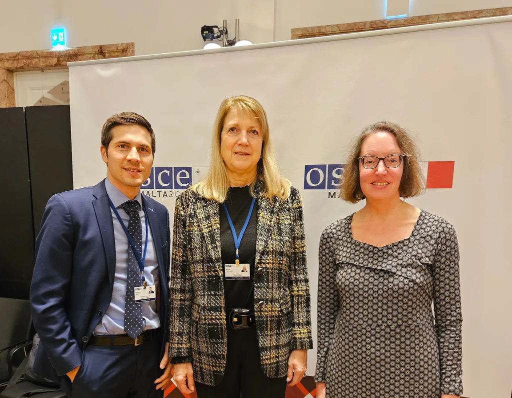 Abg. Sebastian Gassner, die Abg. Norma Heidegger und Sandra Gerber-Leuenberger vom Parlamentsdienst anlässlich der Wintertagung der Parlamentarischen Versammlung der OSZE in Wien.